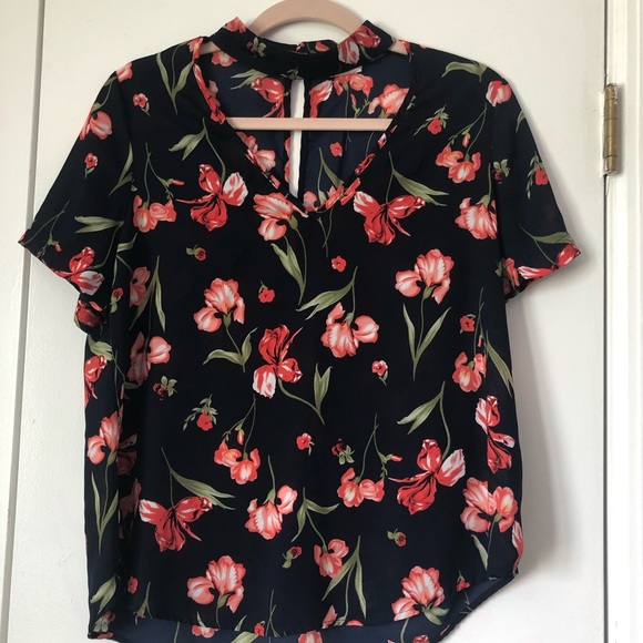 Floral top size medium 🌸 - Picture 2 of 4